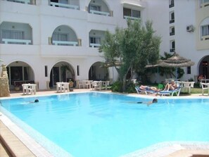 Seasonal outdoor pool, pool umbrellas