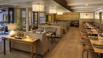 供應早餐、午餐和晚餐,美國料理