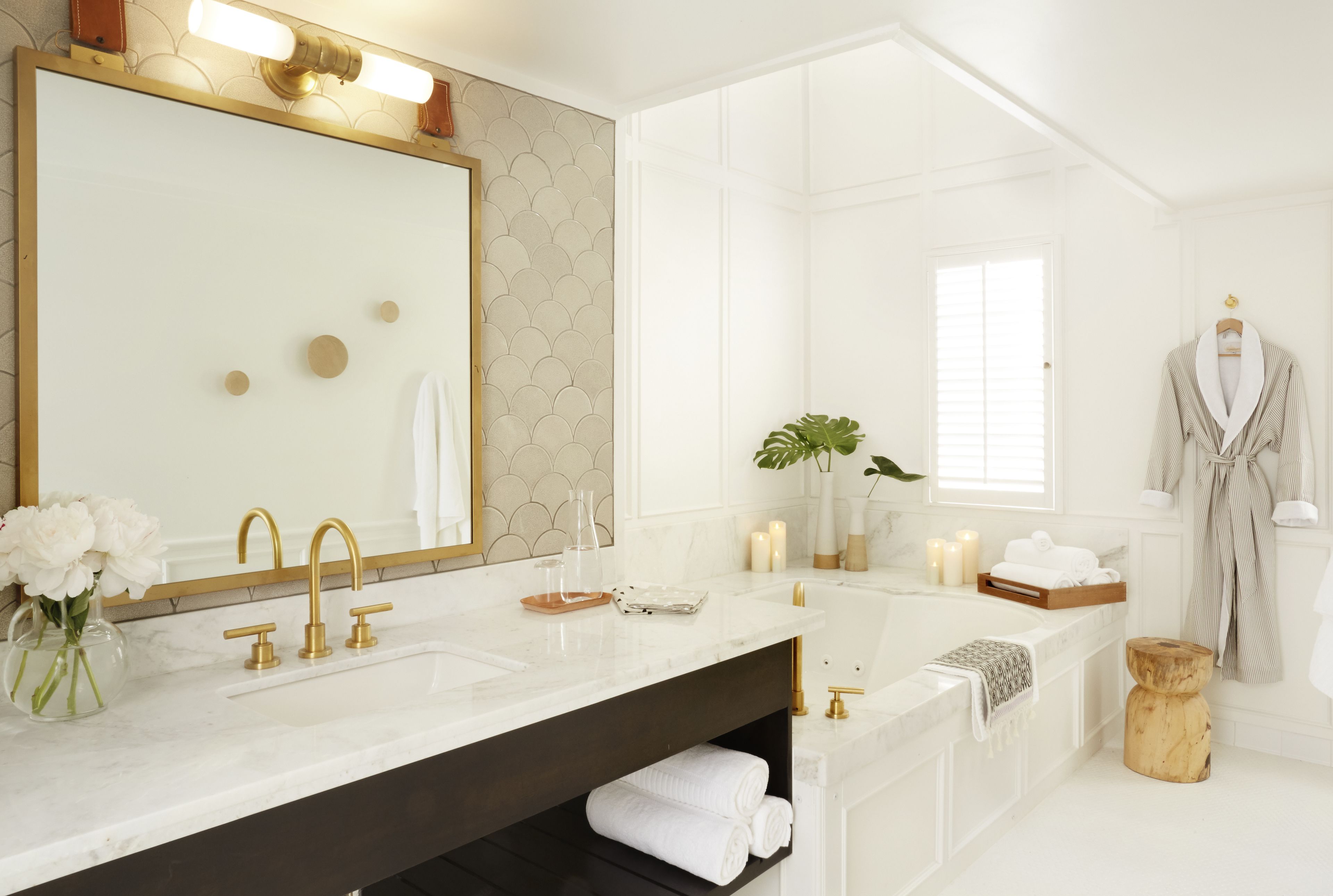 room, 1 king bed (tower suite) | bathroom | combined shower/bathtub, free toiletries, towels