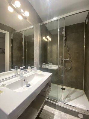 Eco-friendly toiletries, hair dryer, towels, soap - Hôtel Victor Hugo (Toulouse)