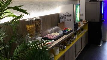 Petit déjeuner buffet (9.50 EUR par personne)