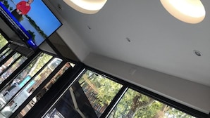 Un interior moderno con iluminación empotrada y ventanas amplias.