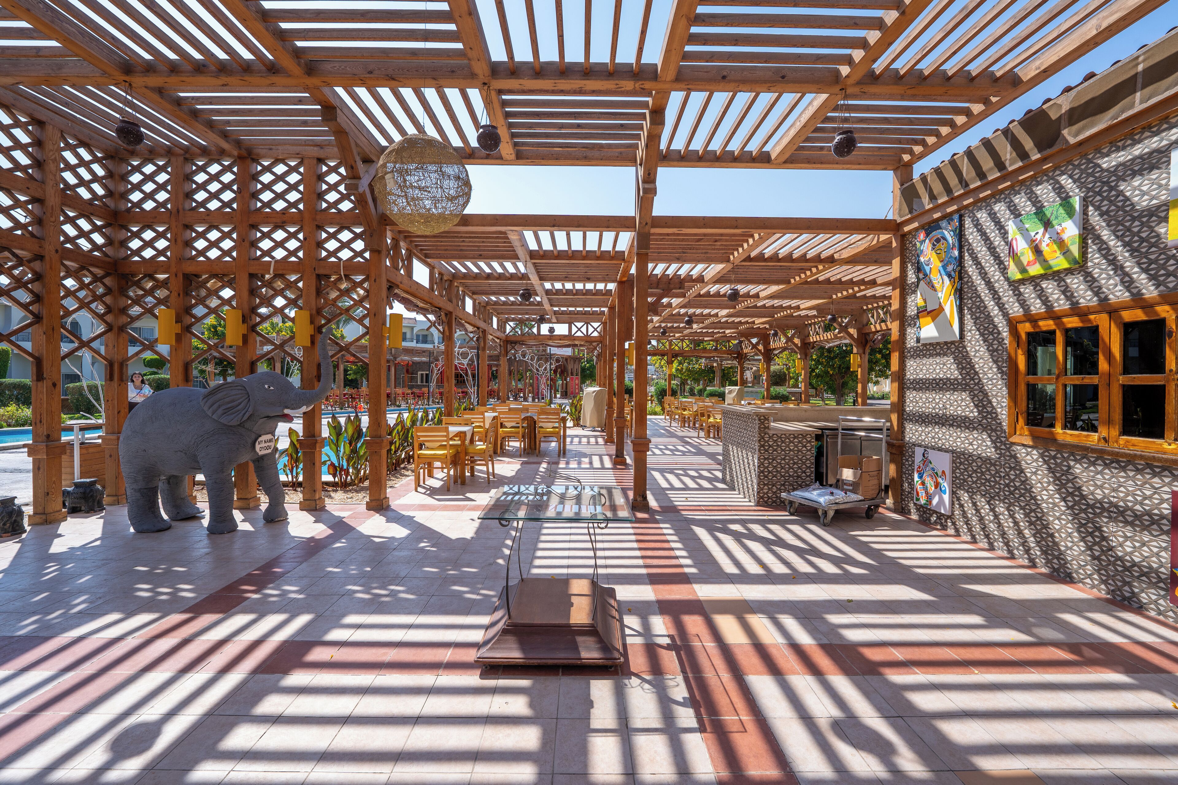 3 restaurants, breakfast, lunch, dinner served; international cuisine