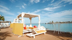 Plage privée, chaises longues, parasols, serviettes de plage