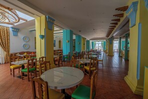 3 restaurants servant le petit déjeuner, le déjeuner et le dîner
