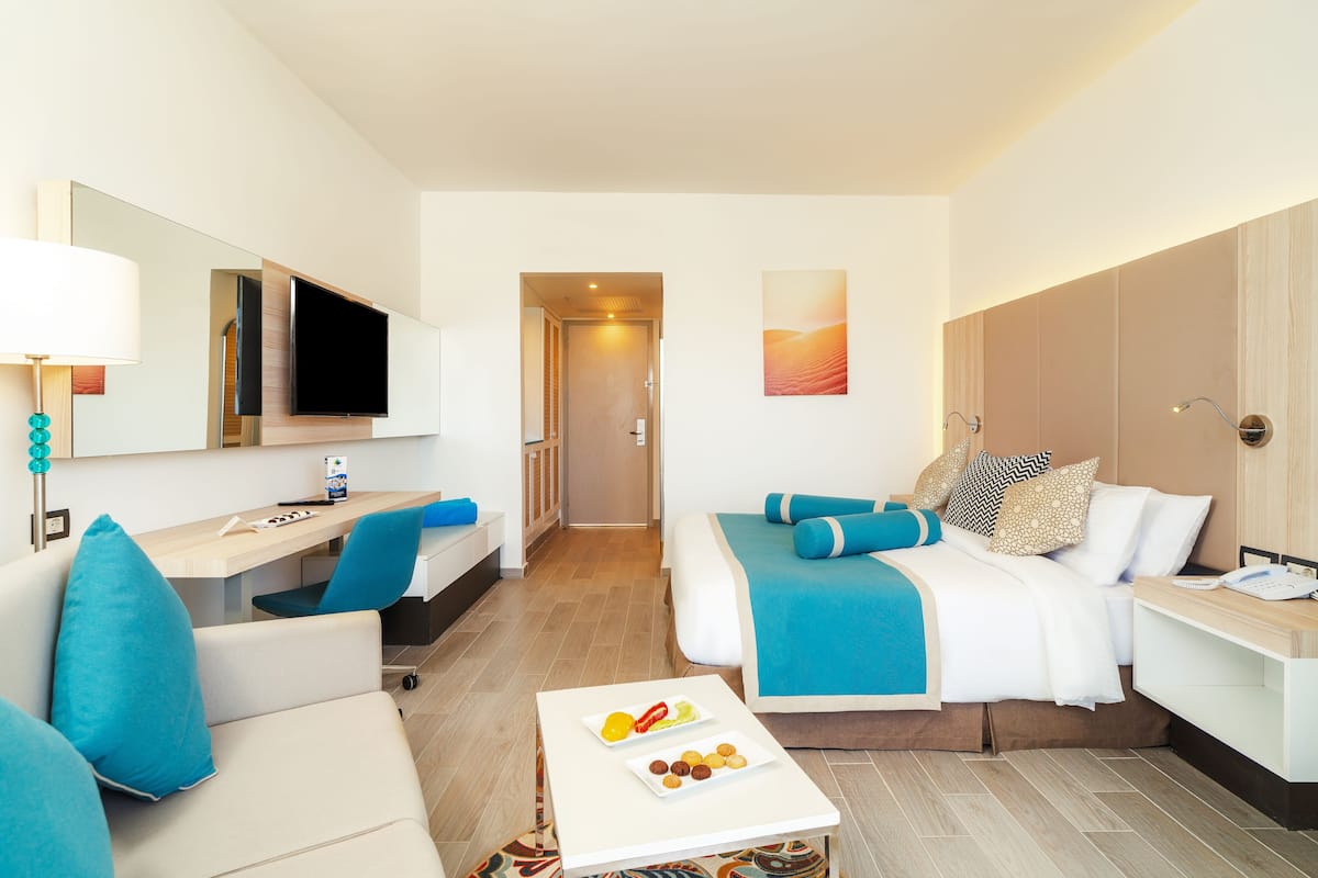 Minibar, in-room safe, iron/ironing board, bed sheets