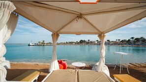 Private beach, sun loungers, beach umbrellas, beach towels - JAZ Palmariva Beach (Makadi Bay)