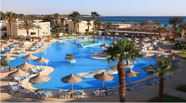 Outdoor pool, pool umbrellas, sun loungers - JAZ Palmariva Beach (Makadi Bay)