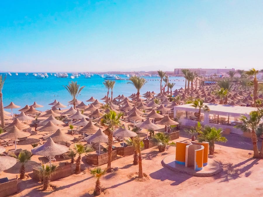 شاطئ خاص، كراسي للتشمس، مظلات الشاطئ، مناشف للشاطئ