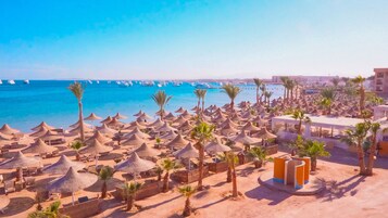 Playa privada, sillas reclinables de playa, sombrillas, toallas de playa