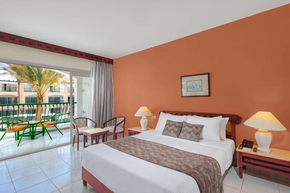 Minibar, in-room safe, WiFi (surcharge)