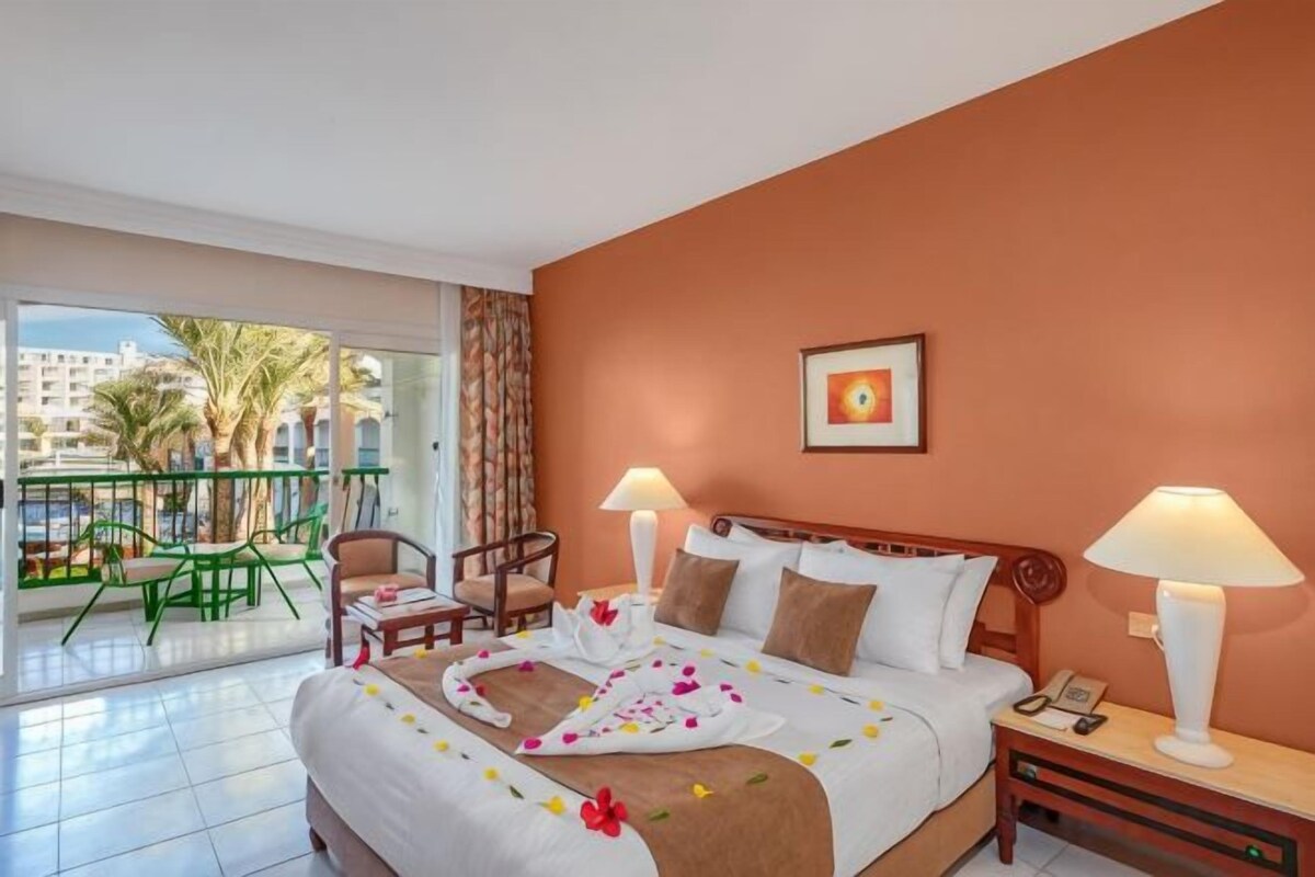 Minibar, in-room safe, WiFi (surcharge)