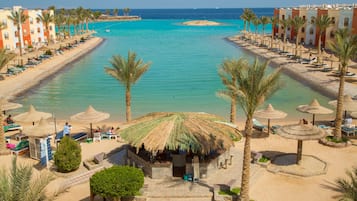 Plage privée, chaises longues, parasols, serviettes de plage