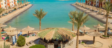 Privat strand, solstolar, parasoller och strandhanddukar