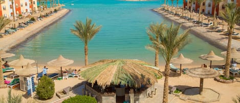 Plage privée, chaises longues, parasols, serviettes de plage