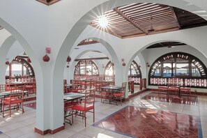 4 restaurantes; se sirven desayunos, almuerzos y cocina internacional 