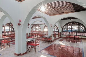 4 restaurantes; se sirve desayuno, almuerzo y cena; cocina internacional