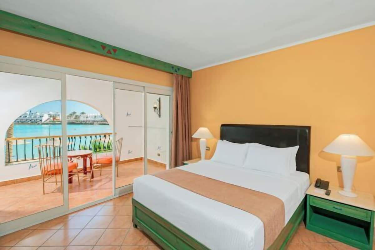 Minibar (free items), in-room safe, WiFi (surcharge), bed sheets