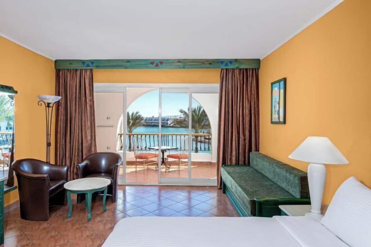 Minibar (free items), in-room safe, WiFi (surcharge), bed sheets