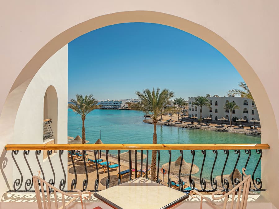 Free minibar, in-room safe, WiFi, bed sheets