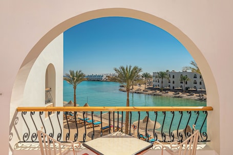 Free minibar, in-room safe, WiFi, bed sheets. Arabia Azur Resort - All Inclusive