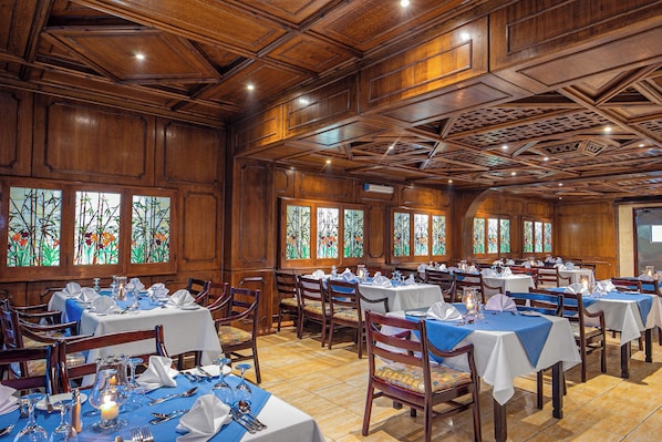 4 restaurants, breakfast, lunch, dinner served; international cuisine