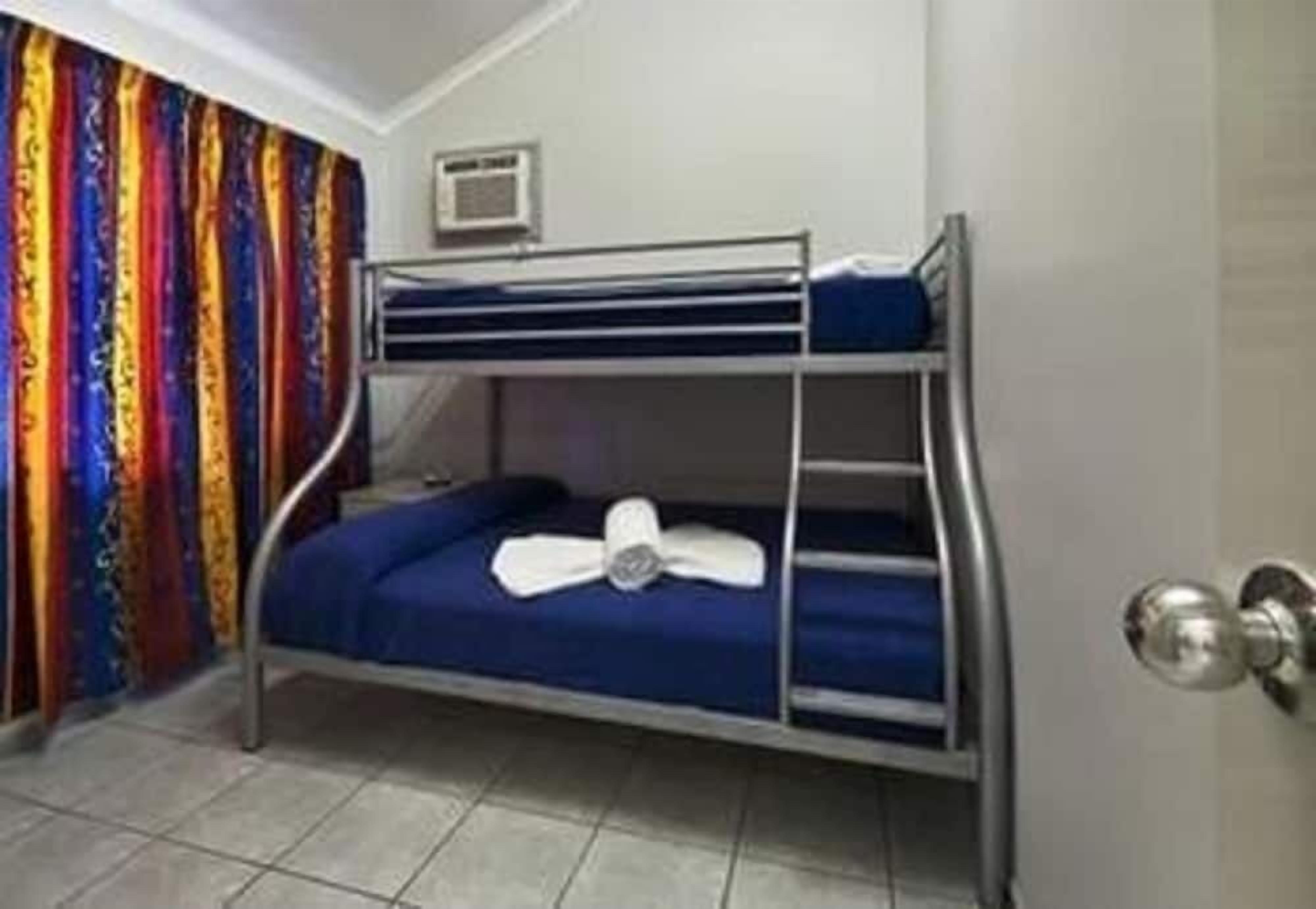 Iron/ironing board, bed sheets
