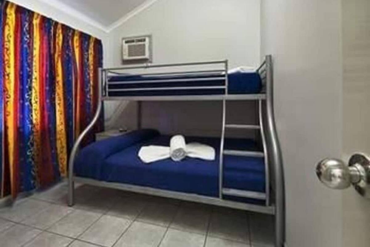 Iron/ironing board, bed sheets
