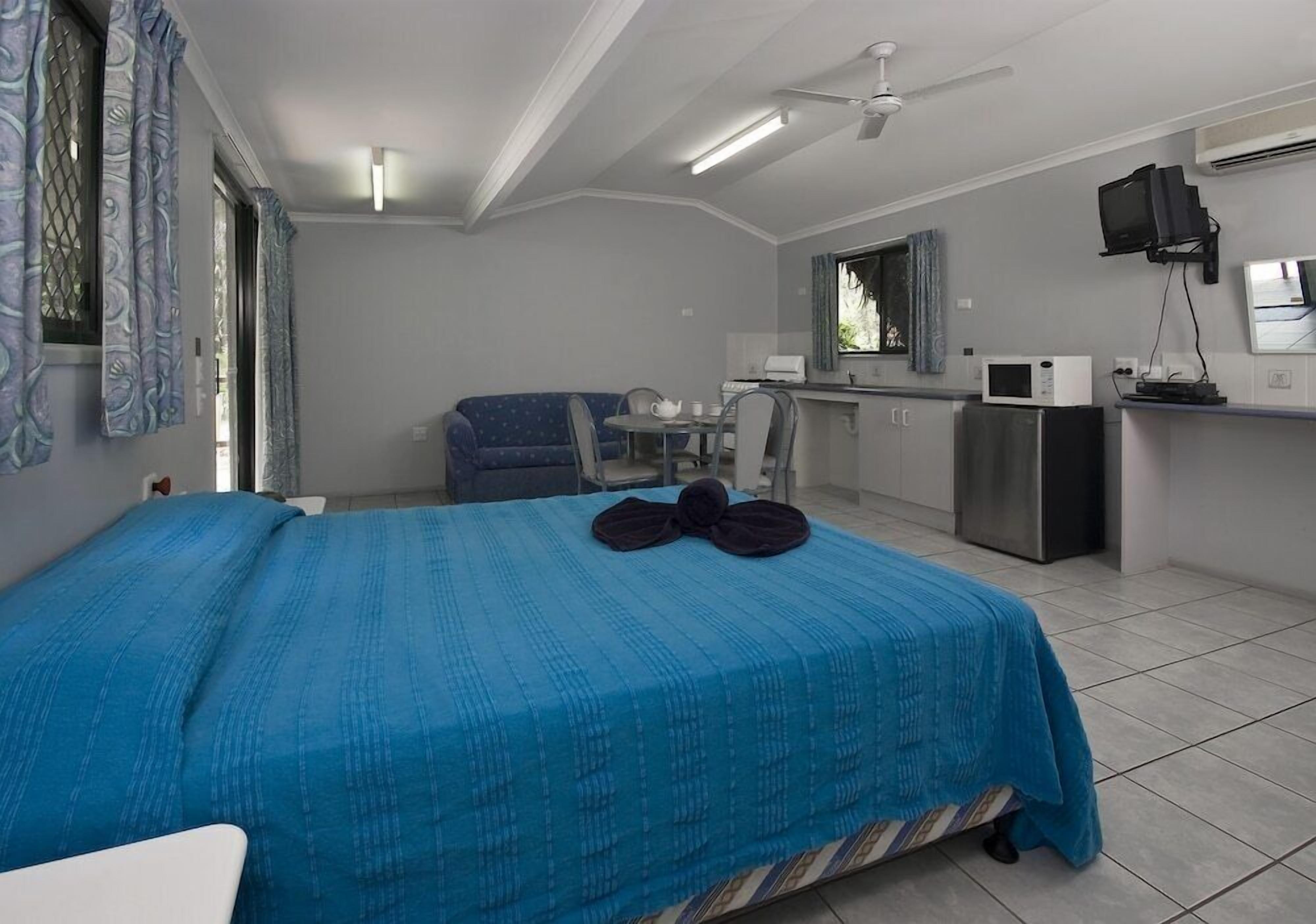 Iron/ironing board, bed sheets