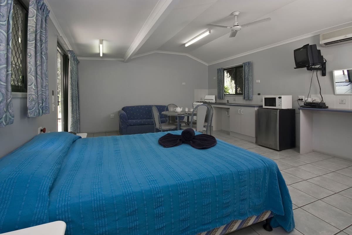 Iron/ironing board, bed sheets