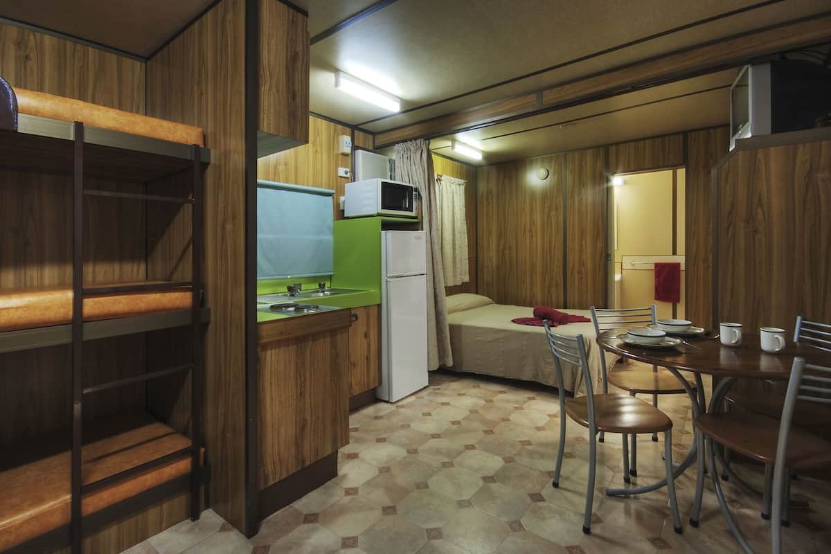 Iron/ironing board, bed sheets