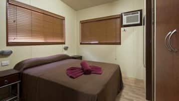 Iron/ironing board, bed sheets