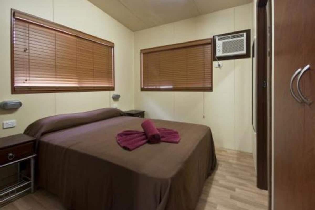 Iron/ironing board, bed sheets