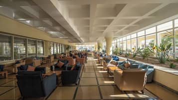 3 restaurants; breakfast, lunch and dinner served