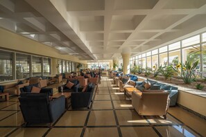 3 restaurants, breakfast, lunch, dinner served; international cuisine