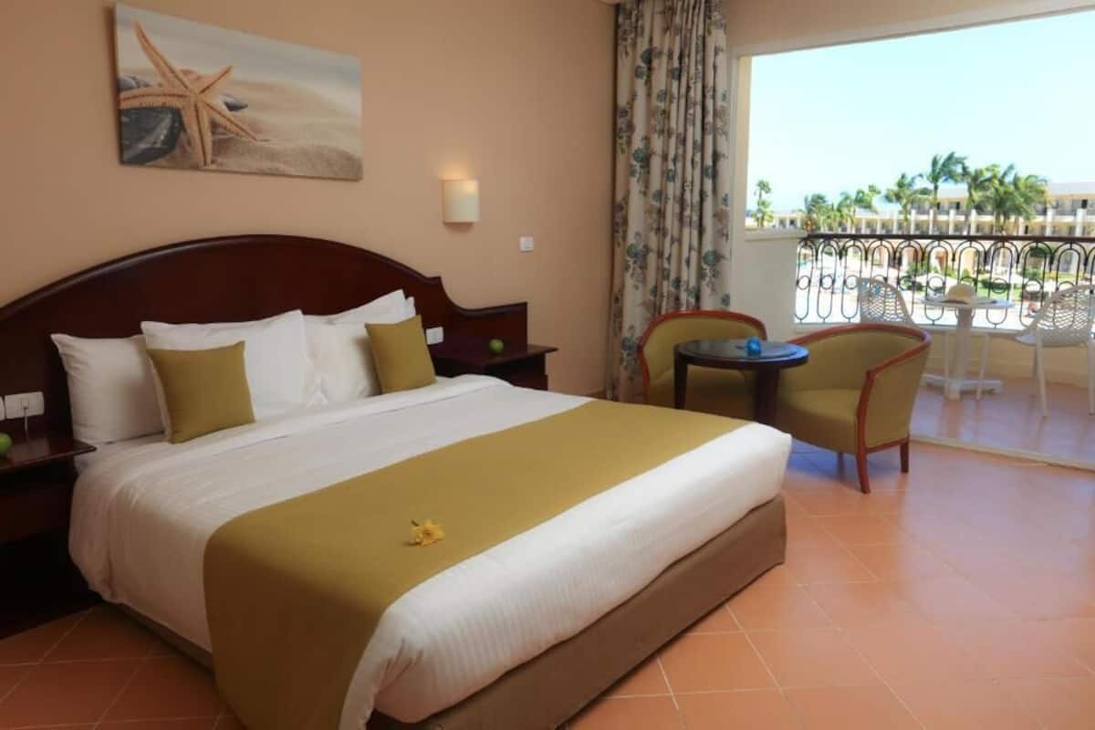 Chambre Supérieure, vue piscine (Queen or Twin)