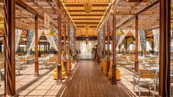 3 restaurants; breakfast, lunch and dinner served