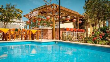 3 outdoor pools, pool umbrellas, pool loungers