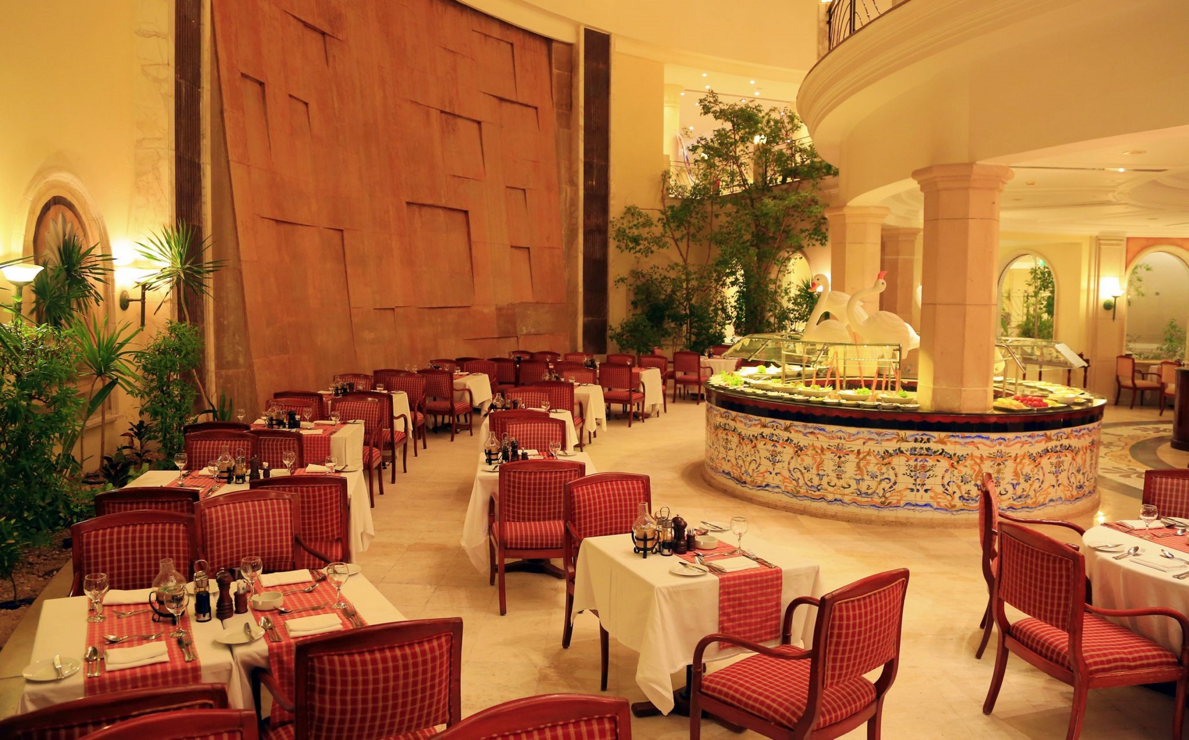 3 restaurants, breakfast, lunch, dinner served; international cuisine