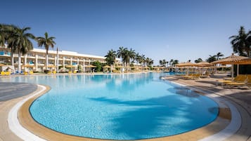 3 kolam renang outdoor, dengan payung kolam renang dan kursi berjemur