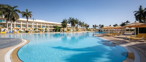 3 outdoor pools, pool umbrellas, pool loungers