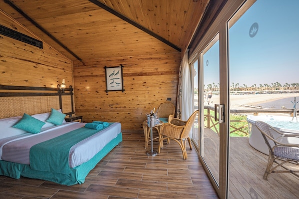 Minibar y caja de seguridad en la habitación