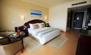 Minibar, in-room safe