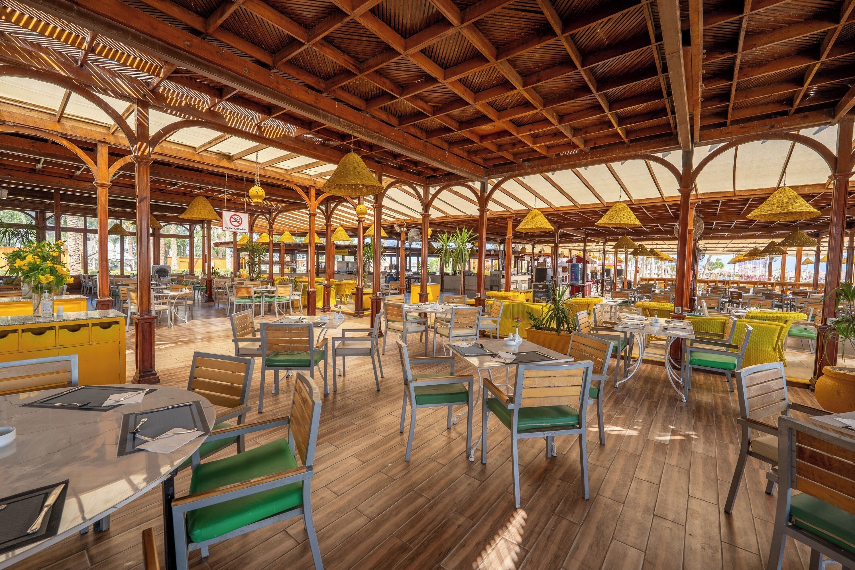 3 restaurantes; se sirven desayunos, almuerzos y cocina internacional 