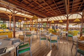 3 restoran, sarapan, makan tengah hari dihidangkan; masakan antarabangsa