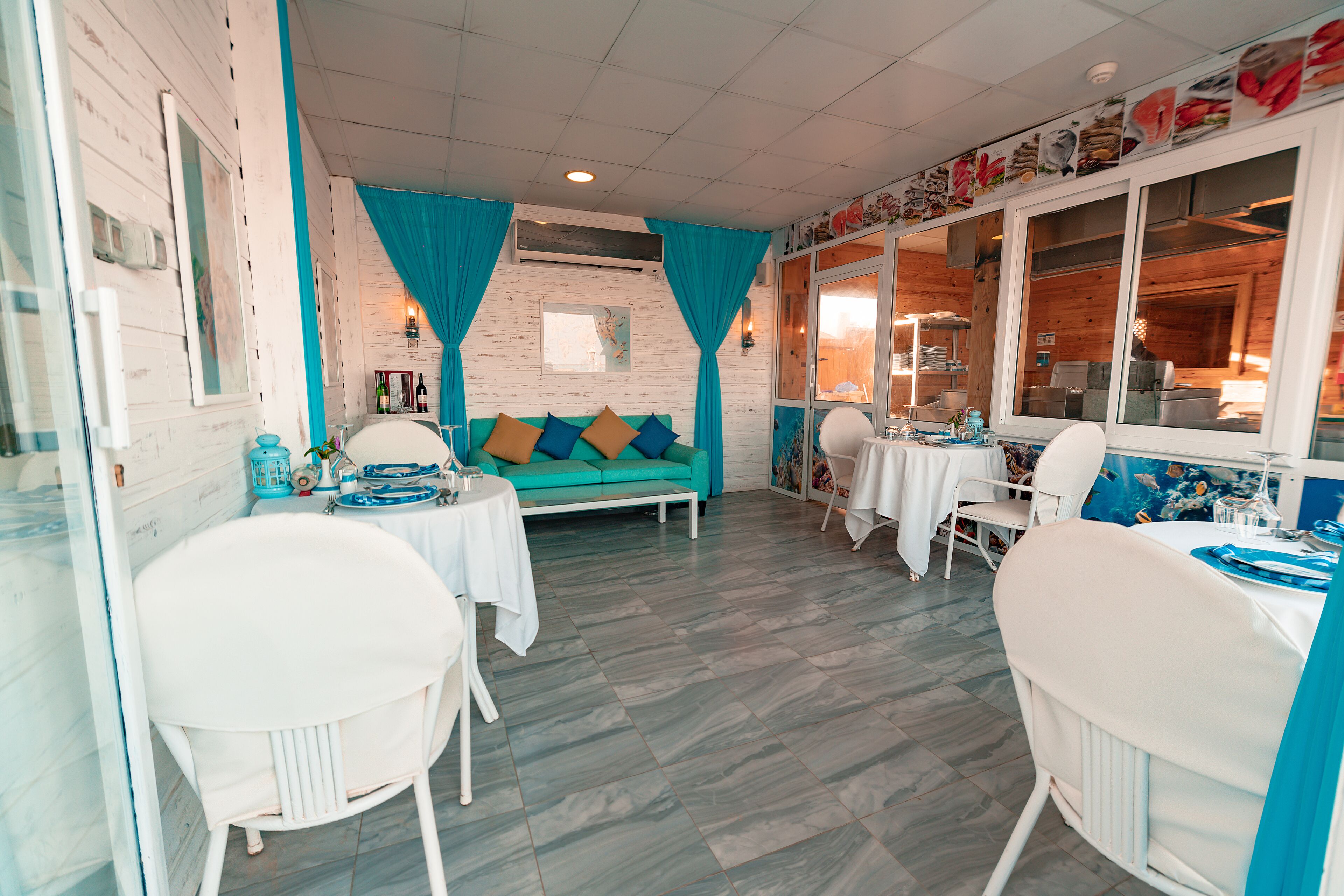 3 restaurants, breakfast, lunch, dinner served; international cuisine