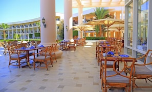 3 restaurants, breakfast, lunch, dinner served; international cuisine