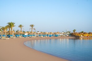 Pantai persendirian, kerusi lepak pantai, payung, tuala pantai 