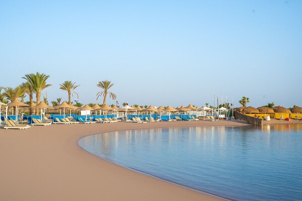 Private beach, sun-loungers, beach umbrellas, beach towels - JAZ Royal Palmariva (Makadi Bay)