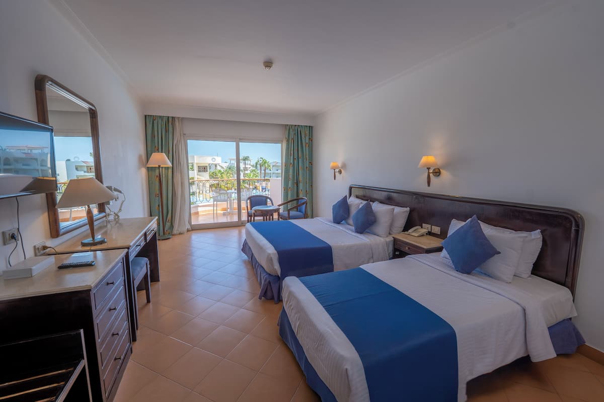 Camera familiare, vista piscina (Deluxe, Queen or Twin) | Minibar, una cassaforte in camera